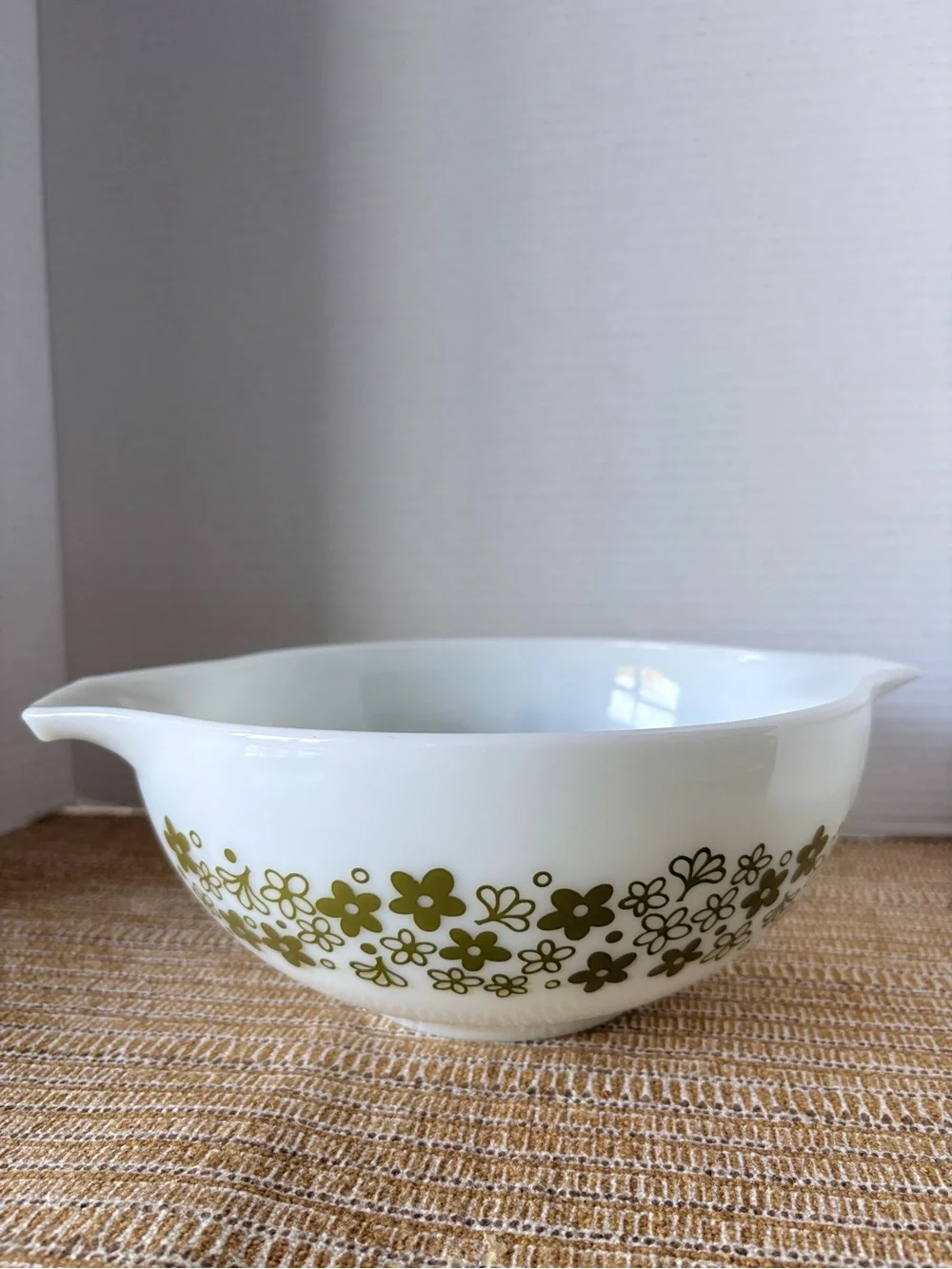 Vintage Pyrex Spring Blossom Crazy Daisy 2.5 Quart Mixing Bowl White Green #443